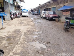 Warga Keluhkan Jalan Rusak di Pasar Cikurubuk Tak Kunjung Diperbaiki