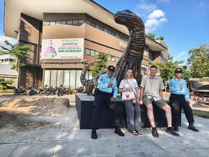 500 Knalpot Brong Disulap Jadi Patung Komodo di Labuan Bajo