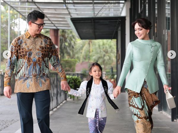 Gaya Shandy Aulia Berkebaya di Kelulusan Anak, Tampil Couple Dengan Eks Suami