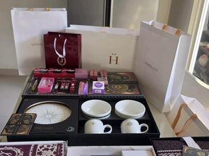 Isi Souvenir Pernikahan Jennifer Coppen, Makeup-Sarung Bantal Anti Jerawat
