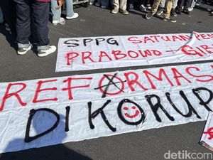 Demo Mahasiswa di Grahadi Surabaya Diiringi Puisi-Spanduk Plesetan SPPG