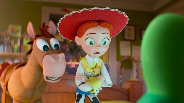 Kisah Woody dan Buzz serta para mainan yang bisa hidup dan berpetualang kembali hadir dalam Toy Story 5. Film animasi ini masih diisi suara oleh Tom Hanks, Tim Allen, dan Joan Cusack. © 2026 Disney/Pixar. All Rights Reserved.