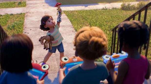 TOY STORY 5 (2026) Kisah Woody dan Buzz serta para mainan yang bisa hidup dan berpetualang kembali hadir dalam Toy Story 5. Film animasi ini masih diisi suara oleh Tom Hanks, Tim Allen, dan Joan Cusack. © 2026 Disney/Pixar. All Rights Reserved.