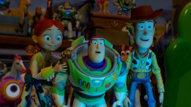 Kisah Woody dan Buzz serta para mainan yang bisa hidup dan berpetualang kembali hadir dalam Toy Story 5. Film animasi ini masih diisi suara oleh Tom Hanks, Tim Allen, dan Joan Cusack. © 2026 Disney/Pixar. All Rights Reserved.