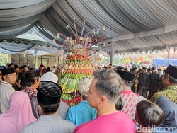 Warga Lumajang Arak Kucing-Gunungan Berisi Uang Tunai saat Sedekah Desa
