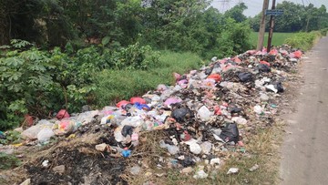 Sampah Numpuk di Pinggir Jalan Serang, Warga Khawatir Bikin Penyakit