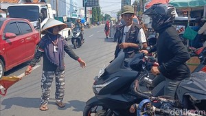 Jukir Wanita di Brebes Bagi 4 Hadiah Rp 100 Ribu Gagalkan Maling Rp 3,6 M