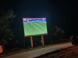 Serunya Warga Lamandau Nobar Pildun, Pemkot Beri Fasilitas di Bundaran Rusa