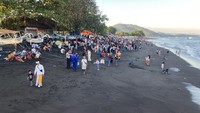 Ribuan Warga Klungkung Penuhi Pantai Kusamba Saat Galungan