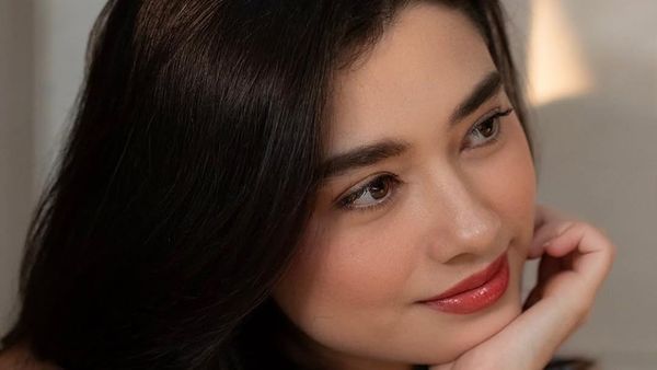 Pesona Amanda Rigby dalam Sorotan Golden Hour