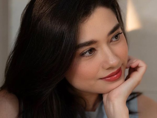 Pesona Amanda Rigby dalam Sorotan Golden Hour
