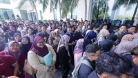 Ribuan Orang Ini Antre 2 Km buat Dapat Gaji Rp 15 Juta/Bulan