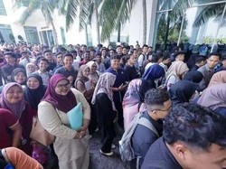 Ribuan Orang Ini Antre 2 Km buat Dapat Gaji Rp 15 Juta/Bulan