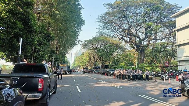 Aparat keamanan mulai bersiaga di area Hotel Sultan, Jakarta Pusat, pada Rabu (18/6/2026), bertepatan dengan rencana penyelenggaraan eksekusi pengosongan lahan nan menjadi sengketa antara pemerintah dan PT Indobuildco. (CNBC Indonesia/Ferry Sandi)
