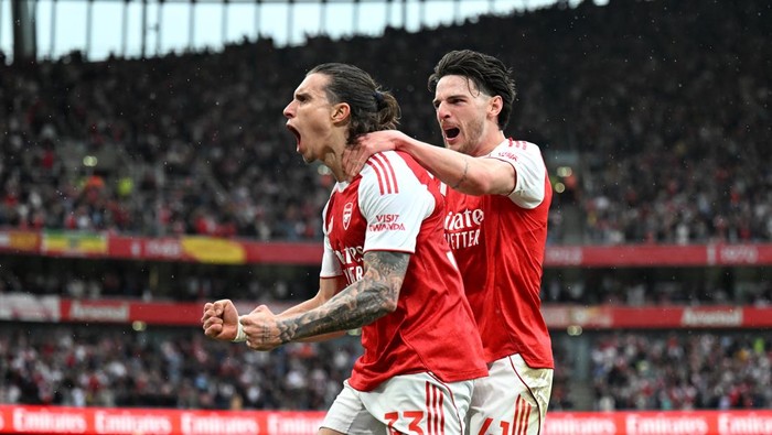 LONDON, ENGLAND - MAY 02: Riccardo Calafiori of Arsenal celebrates with teammate Declan Rice after scoring a goal which was later ruled out for offside during the Premier League match between Arsenal and Fulham at Emirates Stadium on May 02, 2026 in 