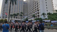 Eksekusi Hotel Sultan Dimulai, Petugas Dihadang Simpatisan