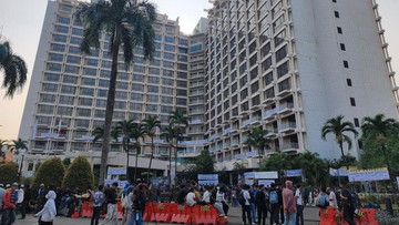 Buruh Minta Ratusan Bendera Serikat yang Terpasang di Hotel Sultan Dicabut