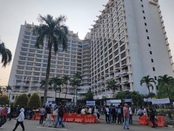 Buruh Minta Ratusan Bendera Serikat yang Terpasang di Hotel Sultan Dicabut