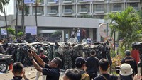 Eksekusi Hotel Sultan Ricuh, Aparat Dilempari Batu