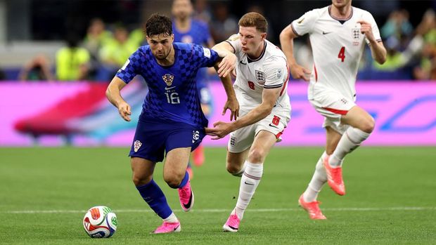 ARLINGTON, TEXAS - JUNE 17: Martin Baturina #16 of Croatia is challenged by Elliot Anderson #8 of England during the FIFA World Cup 2026 Group L match between England and Croatia at Dallas Stadium on June 17, 2026 in Arlington, Texas.   Francois Nel/Getty Images/AFP (Photo by Francois Nel / GETTY IMAGES NORTH AMERICA / Getty Images via AFP)