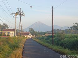 Gunung Semeru Erupsi 4 Kali Pagi Ini, Lava Pijar Meluncur 1 Kilometer
