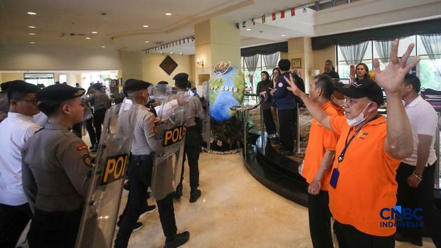 Hotel Sultan Berhasil Diamankan Petugas Kepolisian. (CNBC Indonesia/Faisal Rahman)