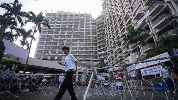 Hotel Sultan di area Gelora Bung Karno (GBK) Jakarta Pusat dipasangi pagar kawat berduri menjelang eksekusi nan bakal dilakukan hari ini Kamis (18/06/2026). (CNBC Indonesia/Faisal Rahman)