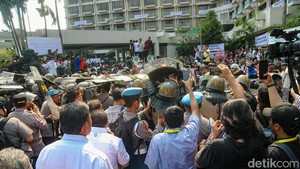 Hotel Sultan Dieksekusi, Massa Mengamuk dan Bentrok dengan Aparat