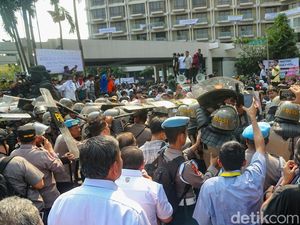 Hotel Sultan Dieksekusi, Massa Mengamuk dan Bentrok dengan Aparat