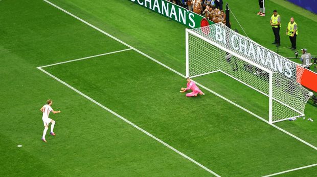 Soccer Football - FIFA World Cup 2026 - Group L - England v Croatia - Dallas Stadium, Arlington, Texas, U.S. - June 17, 2026 England's Harry Kane scores their first goal from the penalty spot REUTERS/Issei Kato