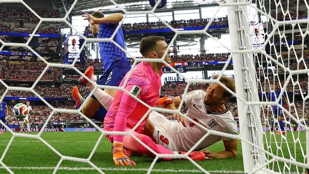 Soccer Football - FIFA World Cup 2026 - Group L - England v Croatia - Dallas Stadium, Arlington, Texas, U.S. - June 17, 2026 England's Harry Kane clashes with Croatia's Dominik Livakovic REUTERS/Kai Pfaffenbach