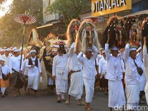 Iring-Iringan Ngodak Sesuhunan Warga Klungkung Jadi Tontonan Turis di Ubud