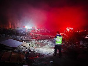 Bangunan Kosong Dekat TPA Suwung Terbakar, 6 Armada Damkar Diterjunkan