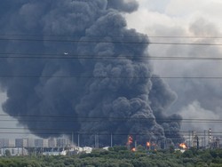 Video Detik-detik Tutup Tangki Kilang Minyak Moskow Terpental Diserang Ukraina