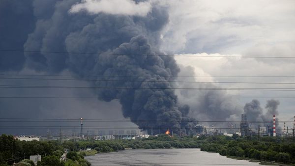 Kilang Minyak Rusia Terbakar Dihantam Serangan Terbesar Ukraina