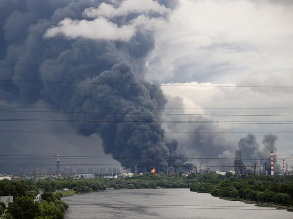 Kilang Minyak Rusia Terbakar Dihantam Serangan Terbesar Ukraina