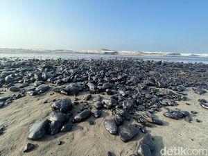 Jabar hari Ini: Tercemarnya Pantai Pangandaran Gegara Kapal Tongkang Bocor