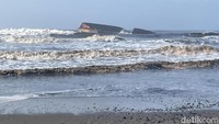 Duh! Pantai Pangandaran Menghitam, Tercemar Kapal Tongkang Batu Bara