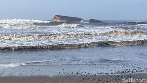 Duh! Pantai Pangandaran Menghitam, Tercemar Kapal Tongkang Batu Bara