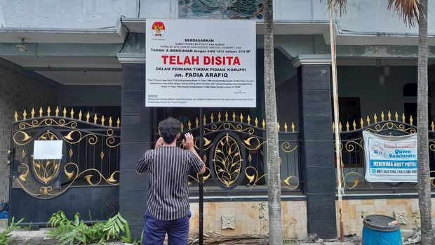 KPK menyita sejumlah aset milik Bupati Pekalongan nonaktif Fadia Arafiq lantaran diduga berasal dari tindak pidana korupsi. Aset tersebut di antaranya berupa tiga unit toko retail waralaba dan salon.