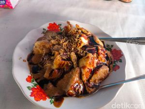 Menikmati Kupat Tahu Mang Agus Cilimus yang Legendaris