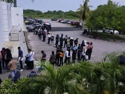 Antrean Mengular Warga Malaysia Berebut Lowongan Kerja