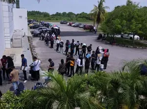 Antrean Mengular Warga Malaysia Berebut Lowongan Kerja
