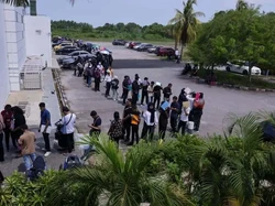 Antrean Mengular Warga Malaysia Berebut Lowongan Kerja