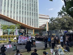 Massa Tolak MBG Juga Gelar Aksi di Patung Kuda, Terpisah dari Massa Dukung MBG