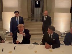 Momen Trump Teken MoU Damai dengan Iran Disaksikan Macron di Istana Versailles