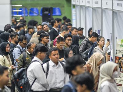 Pencari Kerja Serbu Bursa Kerja