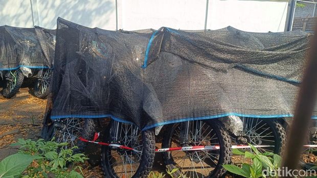 Penampakan gudang motor listrik di Bogor disegel Kejagung (Rizky Adha Mahendra/detikcom)