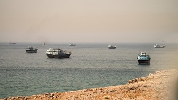 Kapal Tanker Kena Hantam Proyektil Misterius di Selat Hormuz