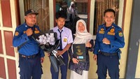 Ketika Seragam Damkar Menjadi Sandaran Seorang Siswa di Ciamis